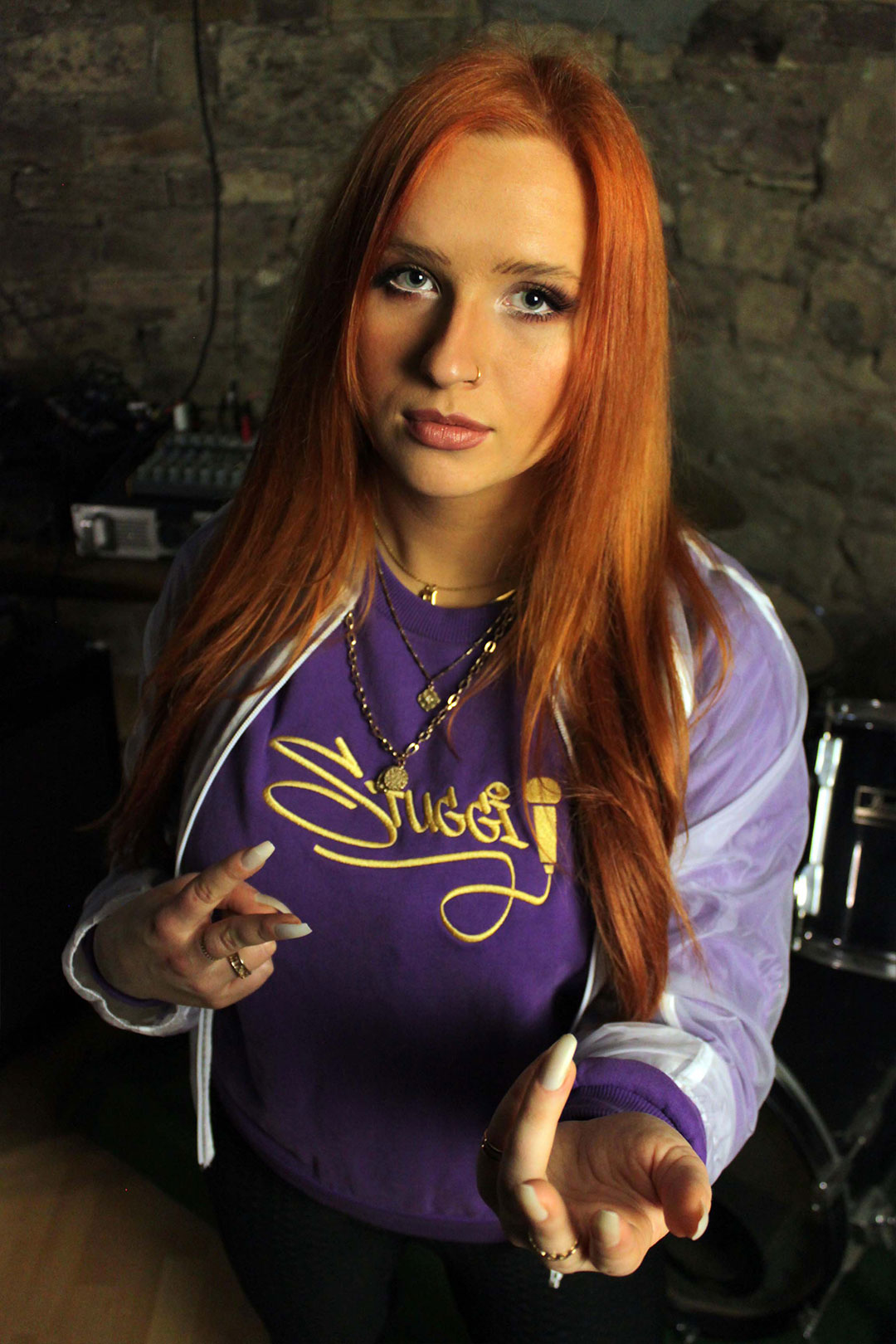 Porträtbild von Dani in einem violetten Pullover.