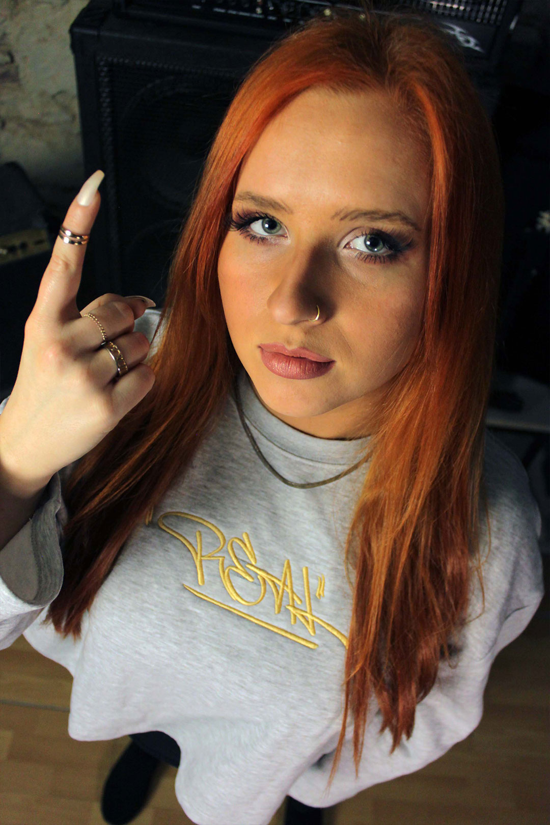 Porträtbild von Dani in einem grauen Pullover.